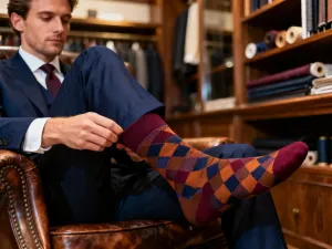 Gianni w swoim mediolańskim atelier, otoczony szkicami i luksusowymi tkaninami, w otoczeniu pełnym włoskiego stylu.
